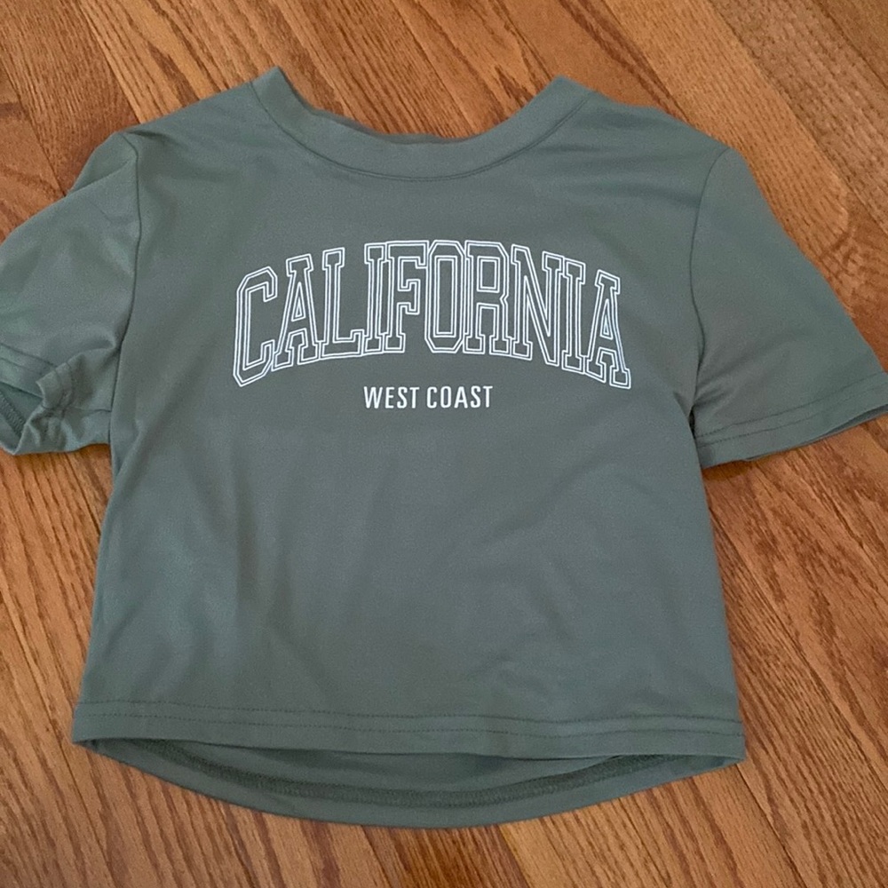 cropped t shirt off shein - NWOT